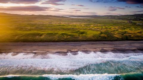 ballyliffin golf links with sea and waves