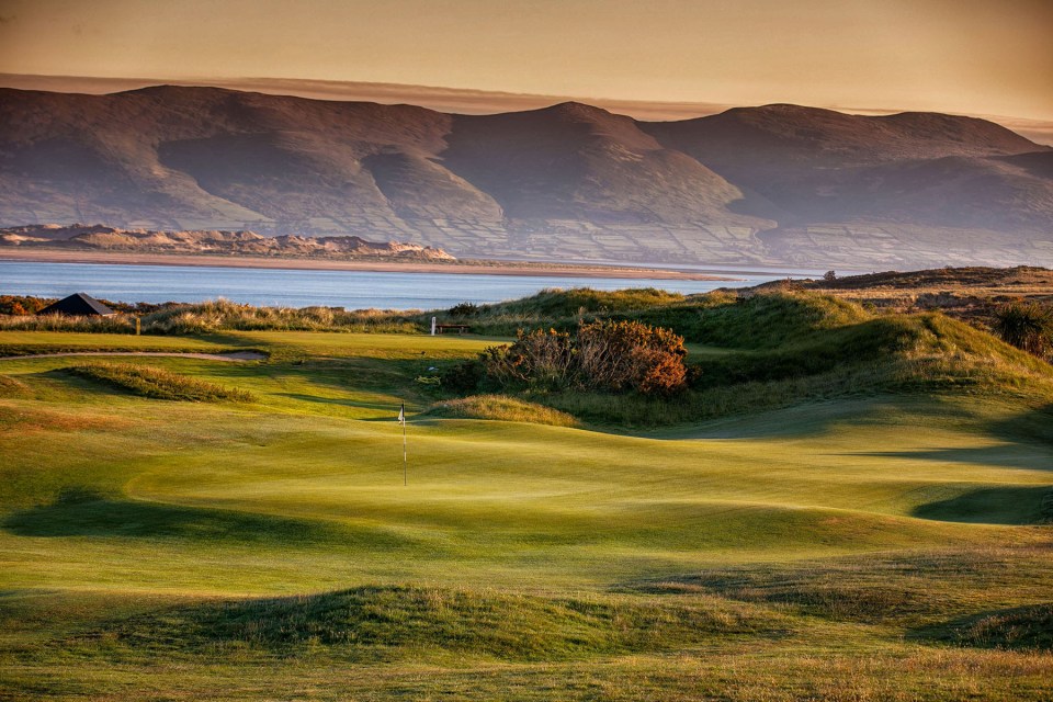 dooks golf club with mountains in background