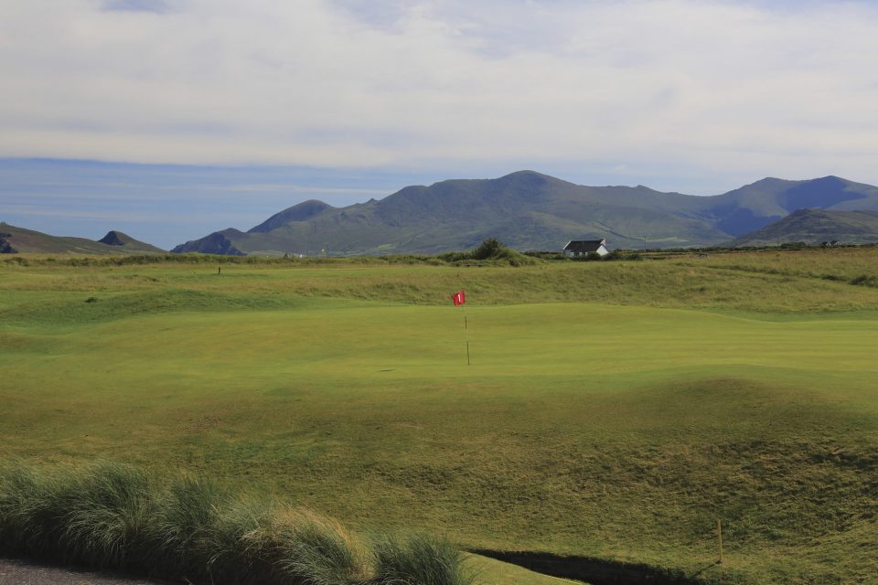 Ceann Sibeal (Dingle) Golf Club with mountains in background