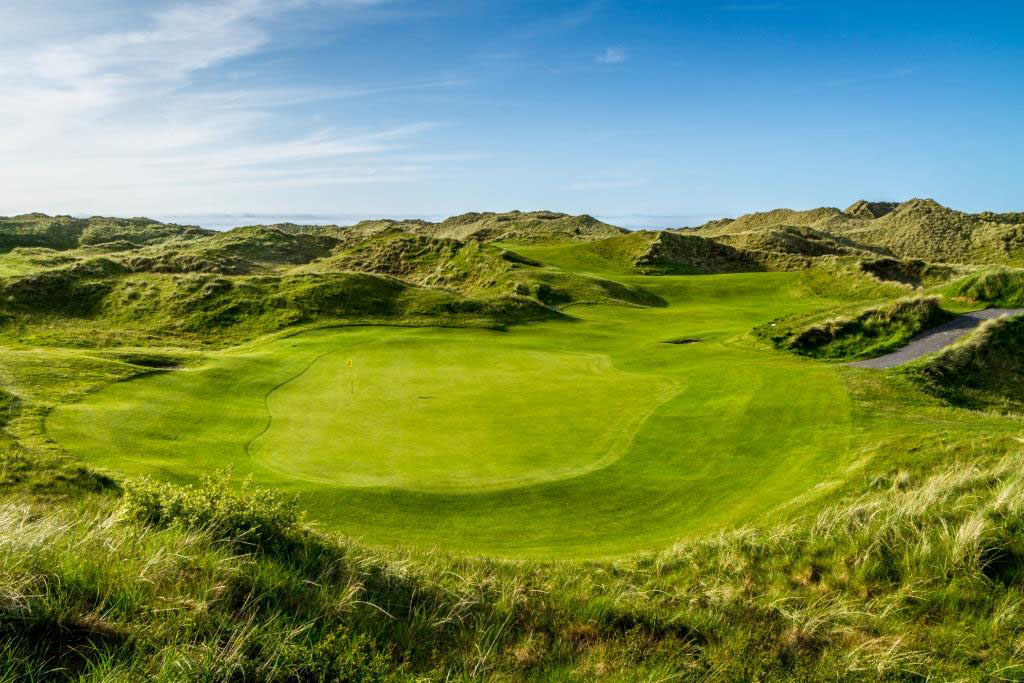 A sunny day at the west coast golf course in Ireland