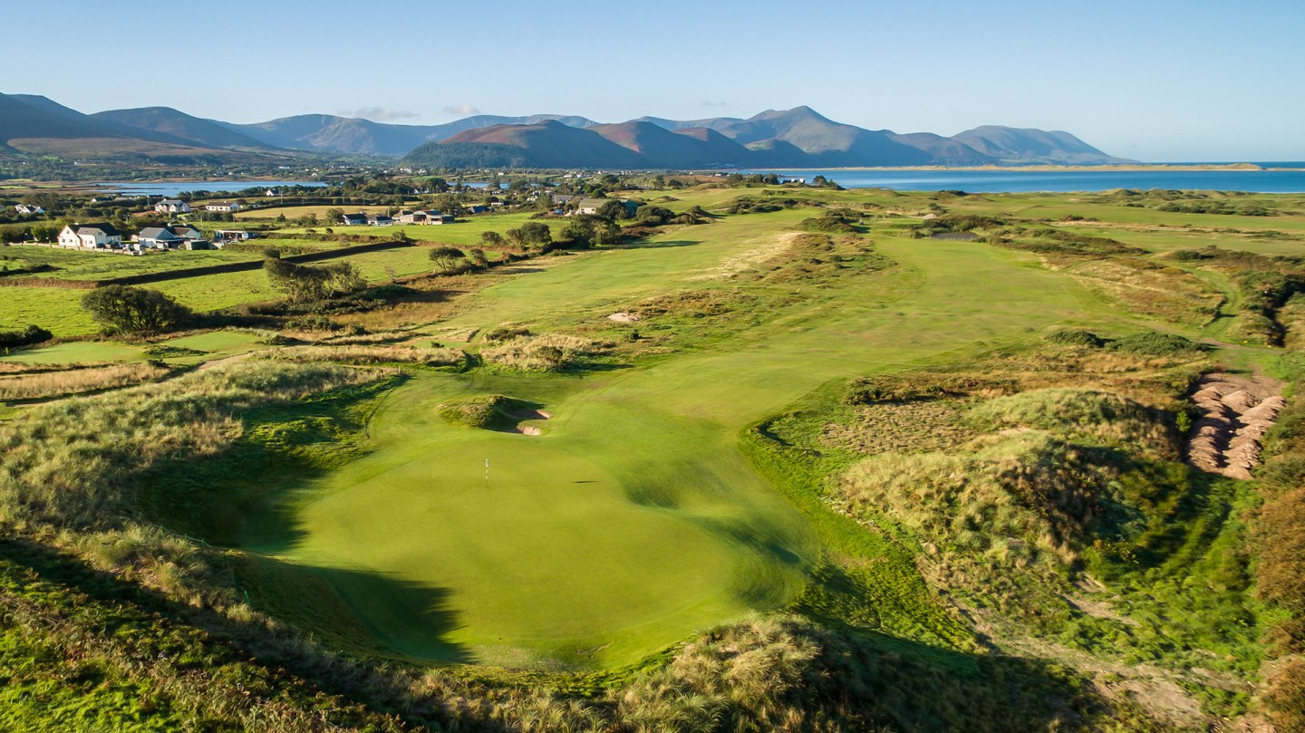 Golf by the Irish coastline