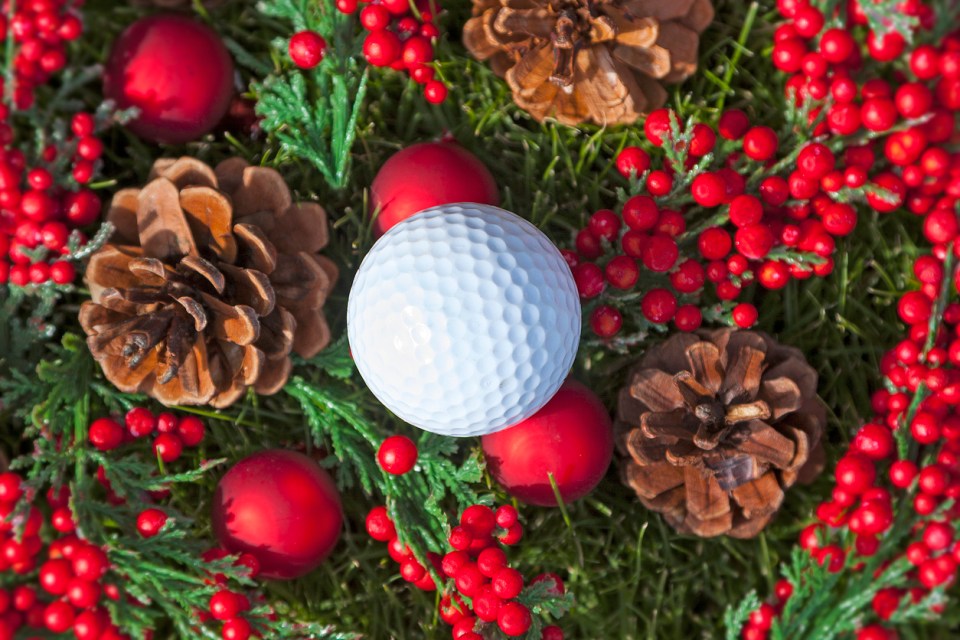 A golf Christmas scene.